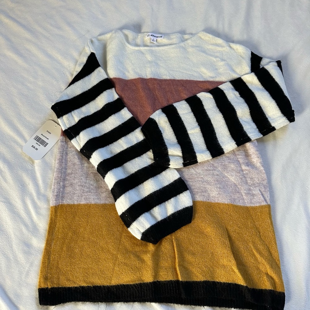 NWT - Macaron oversized woman’s sweater - Small